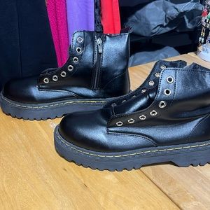 Black zip side boots